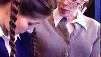 Učitelka A Studentka Zkoumají Své Lesbické Touhy Ve Třídě
