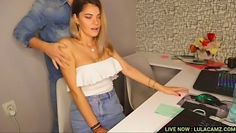 Encuentro Caliente En La Oficina Con Una Secretaria Seductora Y Una Masajista Cachonda