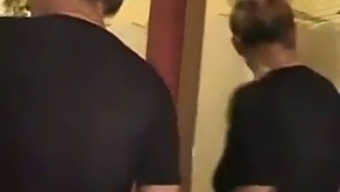 继母和儿子一起洗澡,享受一些淘气的乐趣