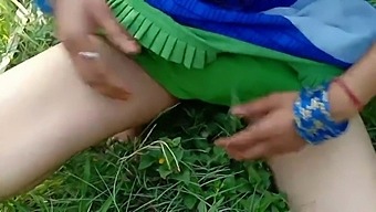 我和desi妻子要在户外做爱
