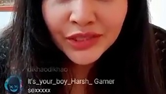 インドの熟女美女ラジシ・ベルマが大きなおっぱいとお尻を見せるホットなライブショー