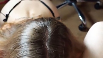 Gazing W Oczy Podczas Seksu Oralnego Na Penisie I Jądrach, Aż Do Wytrysku W Moich Ustach