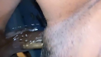 Meio-Irmão Seduz A Mãe Do Amigo Enquanto Faz Tarefas!