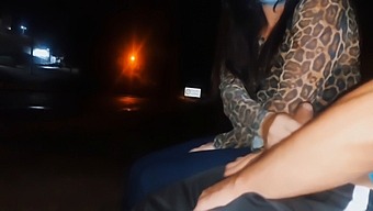 Ali Se Spravljam V Nevarnost Tako, Da Razkrijem Svoje Spolne Organe Tej Ženski, Ki Čaka Na Avtobus? Kakšen Bo Njen Odziv?
