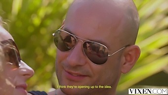 Szenvedélyes Pár Élvezi Swinging Életmódját A Legteljesebb Mértékben