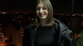 Hd Videó Egy Tinédzser Lányról A Kollégiumból, Aki Kézimunkát És Szopást Ad