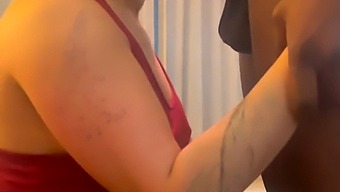 セラピストは大きなペニスの扱いに熟練しています。