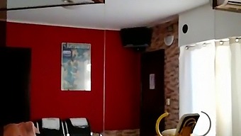 A Feleségem Pénzt Cserél Egy Fiatal Idegennel Való Kielégítő Szexuális Találkozásra.