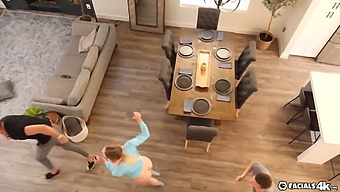 Herní Kráska Dostává Sprchu Spermatu Ve Videu S Vysokým Rozlišením
