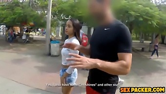 Fantastisk Lille Brunette Får Sin Røv Kneppet, Mens Hun Er Suspenderet Fra Et Taljesystem