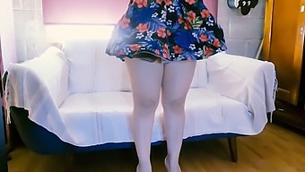 Voyeur With Low-Hanging Fruit Watches And Touches A Horny Milf