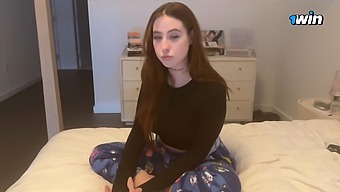 Hermosa Pelirroja Tiene Buen Sexo Con Su Hijastro Antes De La Clase.