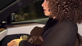 Joven A La Que Le Gusta Tener Sexo Con Diferentes Hombres Con El Consentimiento De Su Esposo En El Coche.