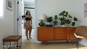 Bạn Cùng Phòng Của Tôi, Roxanne Roselle, Không Chỉ Muốn Có Không Gian Riêng Đâu.
